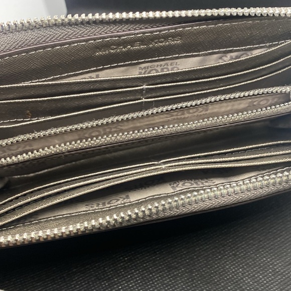 Michael Kors Lg Jet Set Travel Nickel Three Quarter Zip Leather Wallet/Like New - Picture 6 of 7
